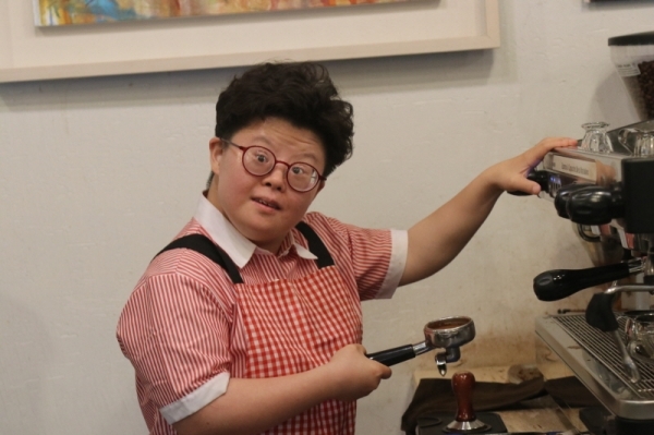 바리스타 자격증을 딴 예슬 씨, 어머니 김숙희 대표가 운영하는 양평의 한 카페에서 근무하고 있다.