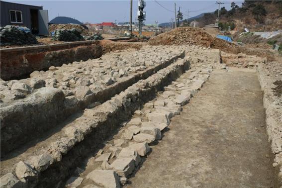 ▲ 문수산성 성벽 기초시설 전경