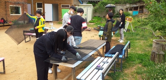 ▲ 사진4. 개구리 사다리 설치를 위해 사다리 제작을 하고있는 파주환경운동연합 회원과 문산수억고 환경동아리 '해바라기'