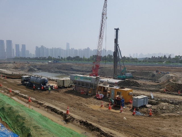 인천 연수구 송도동 116 일대 워터프런트 1단계 1공구 공사 현장.