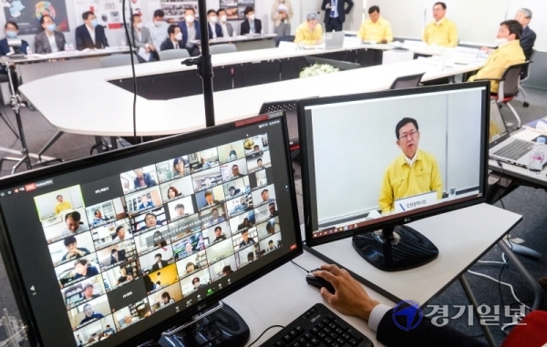 11일 박남춘 인천시장과 100인의 인천지역 중소기업 대표들이 인천비지니스센터에서 코로나 극복을 위한 제4차 비상경제간담회 화상회의를 하고 있다. 장용준기자
