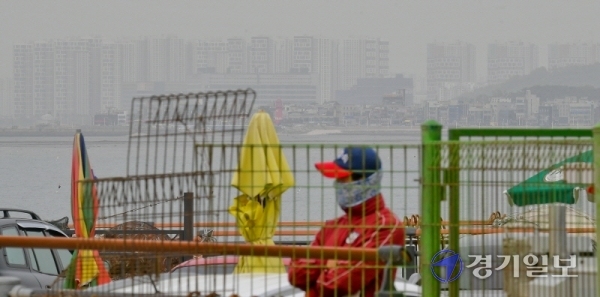 중국발 황사의 영향으로 수도권을 중심으로 미세먼지 나쁨을 보인 11일 오후 오이도 해양관광단지가 뿌옇게 보인다. 미세먼지는 오는 14일까지 나쁨을 보일것으로 예보됐다. 윤원규기자