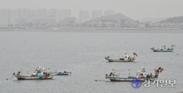 중국발 황사의 영향으로 수도권을 중심으로 미세먼지 나쁨을 보인 11일 오후 오이도 해양관광단지가 뿌옇게 보인다. 미세먼지는 오는 14일까지 나쁨을 보일것으로 예보됐다. 윤원규기자