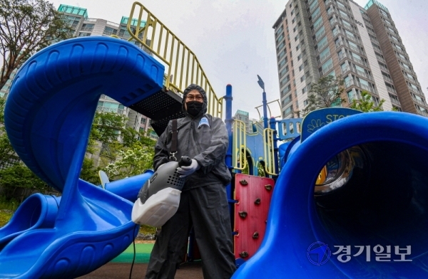 이태원 클럽 관련 코로나19 확진자가 늘고 있는 가운데 11일 오후 용인시 69번째 확진자의 거주지 인근 어린이놀이터에서 방역업체 더구름의 관계자가 소독작업을 하고 있다.조주현기자