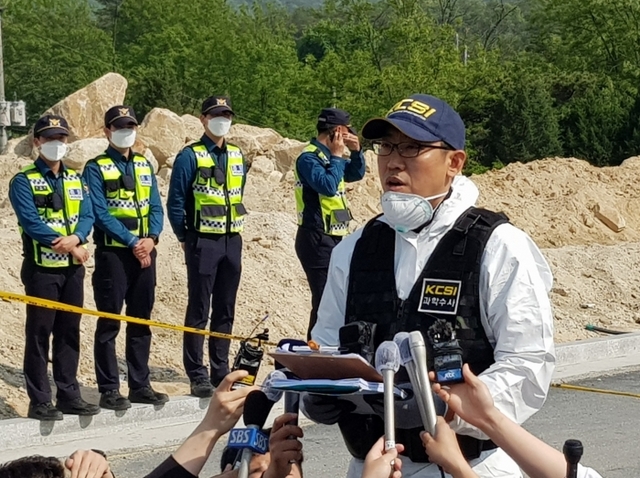 정요섭 경기남부지방경찰청 과학수사대장이 12일 ‘이천 물류창고 화재’ 4차 현장감식 관련 브리핑을 진행하고 있다. 채태병기자
