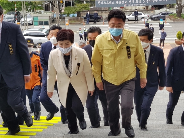 12일 오전 전혜숙 더불어민주당 노동안전특위 위원장(왼쪽)이 엄태준 이천시장과 합동분향소로 이동하고 있다. 채태병기자