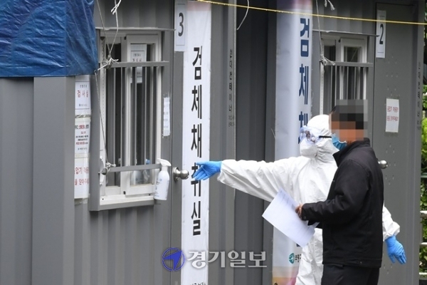 서울 이태원 클럽에서 시작한 코로나19 집단감염이 급증하고 있는 10일 한 시민이 인천시 부평구 보건소 선별진료소 검체채취실로 들어가고 있다. 장용준 기자