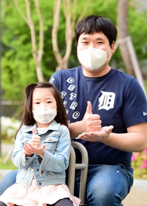 ▲ 김유하양과 김정훈씨가 코로나19 환자 진료에 힘쓰는 의료진을 응원하는 ‘덕분에 챌린지’에 참여하고 있다.