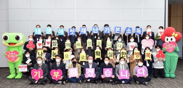 ▲ 지난달 23일 수원시 환경국 직원들이 기부 후 함께하고 있다.