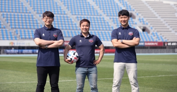 수원FC 사무국에서 실무를 당당하는 (왼쪽부터)송필주·서수영·안찬호 대리가 수원FC 입사를 희망하는 지원자에게 실무 및 합격 후기게 대해 전했다.수원FC 제공