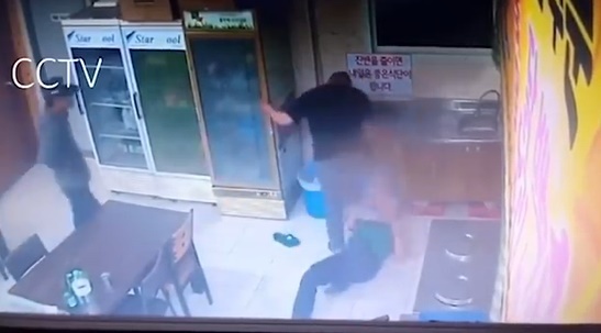 알 수 없는 이유로 피해자를 폭행하는 가해자의 모습이 담긴 CCTV 화면 갈무리. 온라인 커뮤니티