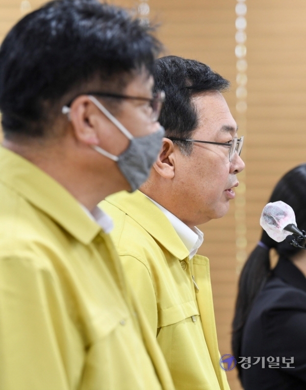 박남춘 인천시장(오른쪽)이 13일 오전 인천시청에서 서울 이태원 클럽발 코로나19 집단감염 확진자 상황을 설명하는 긴급 기자회견을 하고 있다. 장용준기자