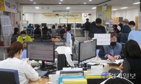 13일 오전 수원고용복지플러스센터에서 시민들이 실업급여를 신청하고 있다. 이날 통계청이 발표한 '2020년 4월 고용동향'에 따르면 지난 4월 취업자는 2656만2000명으로 전년동월대비 47만6000명이 감소해 IMF 외환위기가 있었던 지난 1999년 2월 이후 21년 2개월 만에 최대 감소폭을 보였다.조주현기자