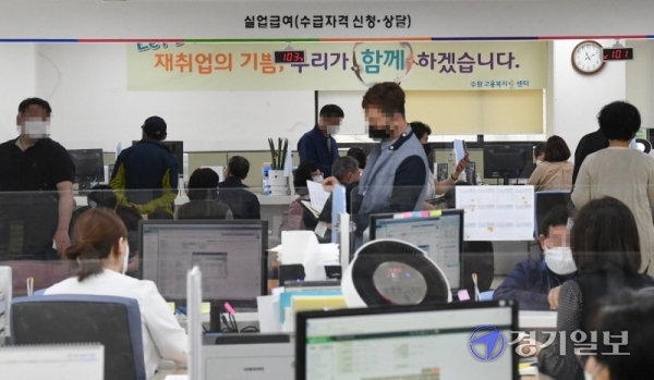 13일 오전 수원고용복지플러스센터에서 시민들이 실업급여를 신청하고 있다. 이날 통계청이 발표한 '2020년 4월 고용동향'에 따르면 지난 4월 취업자는 2656만2000명으로 전년동월대비 47만6000명이 감소해 IMF 외환위기가 있었던 지난 1999년 2월 이후 21년 2개월 만에 최대 감소폭을 보였다.조주현기자