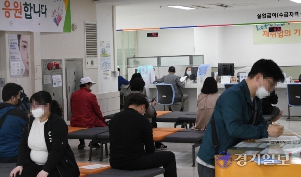 13일 오전 수원고용복지플러스센터에서 시민들이 실업급여를 신청하고 있다. 이날 통계청이 발표한 '2020년 4월 고용동향'에 따르면 지난 4월 취업자는 2656만2000명으로 전년동월대비 47만6000명이 감소해 IMF 외환위기가 있었던 지난 1999년 2월 이후 21년 2개월 만에 최대 감소폭을 보였다.조주현기자