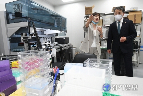 박능후 보건복지부장관이 13일 오후 용인시 기흥구 혈장치료제 개발 기업인 GC녹십자를 방문해 코로나19 완치자 혈장을 활용한 혈장 치료제 개발 상황을 살펴보고 있다.조주현기자