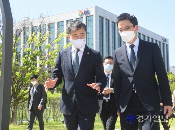 박능후 보건복지부장관이 13일 오후 용인시 기흥구 혈장치료제 개발 기업인 GC녹십자를 방문해 코로나19 완치자 혈장을 활용한 혈장 치료제 개발 상황을 살펴보고 있다.조주현기자