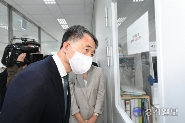 박능후 보건복지부장관이 13일 오후 용인시 기흥구 혈장치료제 개발 기업인 GC녹십자를 방문해 코로나19 완치자 혈장을 활용한 혈장 치료제 개발 상황을 살펴보고 있다.조주현기자