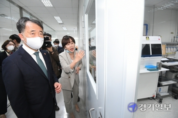 박능후 보건복지부장관이 13일 오후 용인시 기흥구 혈장치료제 개발 기업인 GC녹십자를 방문해 코로나19 완치자 혈장을 활용한 혈장 치료제 개발 상황을 살펴보고 있다.조주현기자