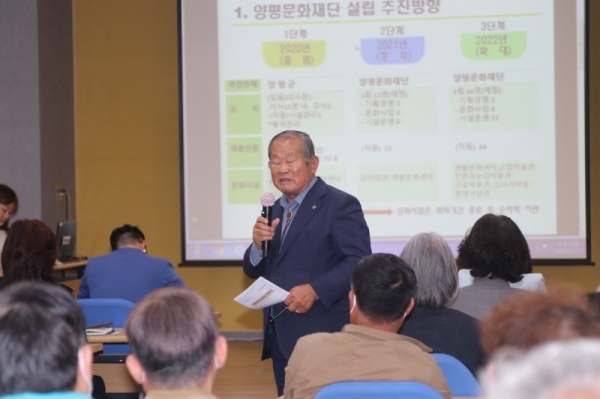 문화재단 설립 주민 설명회에서 최영식 양평문화원 원장이 주최측의 사전 유인물 준비 부족을 강하게 질타하고 있다.