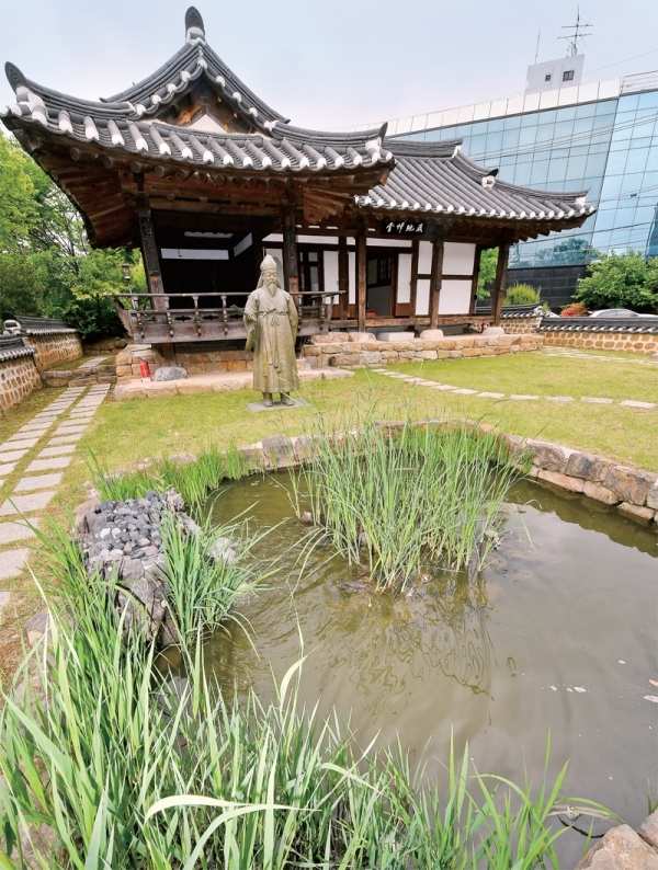 과지초당 전경. 과지초당은 1824년 추사의 아버지 김노경이 마련한 별장으로, 추사가 1852년 북청유배에서풀려난 뒤 말년 4년을 머물며 학문과 예술을 뽐낸 곳이다. 초여름 청록색으로 빛나기 시작한 과지초당은 추사와 만나 사진을 찍을 수 있는포인트다.