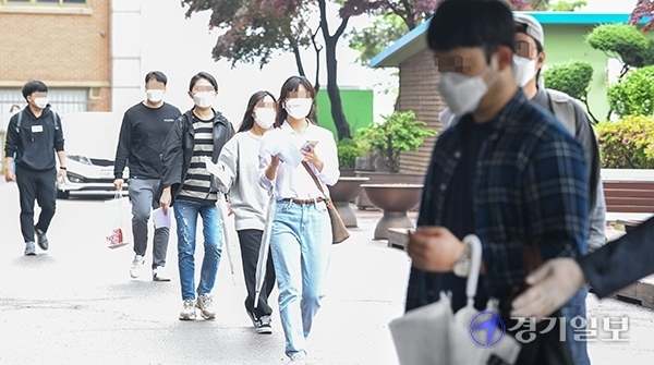 16일 오전 2020년 인천교통공사 신입사원 채용 필기 시험장인 인천시 미추홀구 도화기계공고 앞에서 입실시간 마감을 앞둔 한 응시생이 교문을 향해 뛰어가고 있다.  한편, 이날 필기 시험은 채용인원 225명에 4천6백여명의 응시생들이 몰려 인천지역 14개 중·고등학교에서 치뤄졌다. 장용준기자