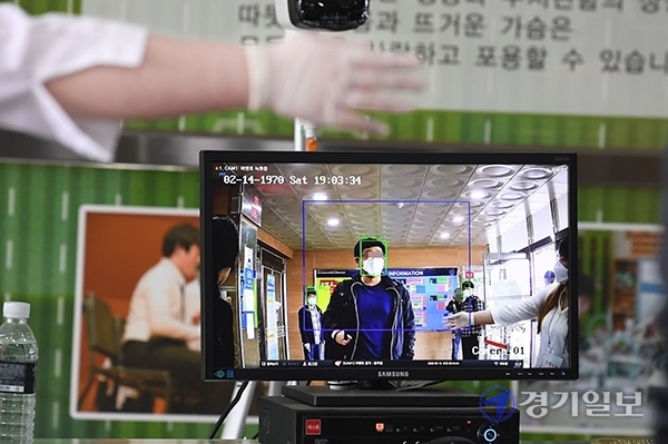 16일 2020년 인천교통공사 신입사원 채용 필기 시험장인 인천시 미추홀구 도화기계공고 현관 앞에서  마스크를 쓴 응시생들이 코로나19 확산 방지를 위해 열화상 카메라로 발열검사를 받고 있다.  한편, 이날 필기 시험은 채용인원 225명에 4천6백여명의 응시생들이 몰려 인천지역 14개 중·고등학교에서 치뤄졌다. 장용준기자