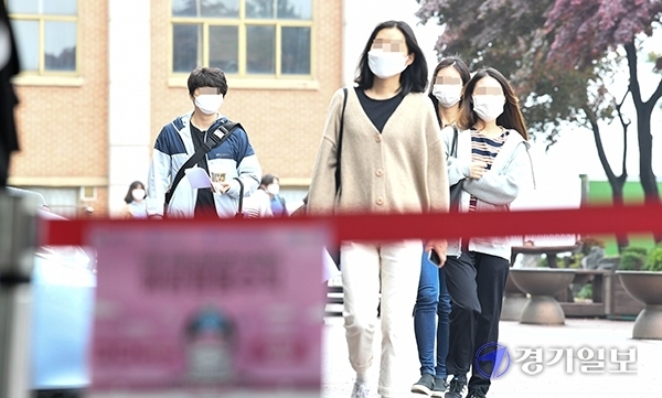 16일 오전 2020년 인천교통공사 신입사원 채용 필기 시험장인 인천시 미추홀구 도화기계공고에서 마스크를 쓴 응시생들이 앞뒤 거리를 둔 채  발열검사를 받기 위해 현관으로 들어서고 있다.  한편, 이날 필기 시험은 채용인원 225명에 4천6백여명의 응시생들이 몰려 인천지역 14개 중·고등학교에서 치뤄졌다. 장용준기자