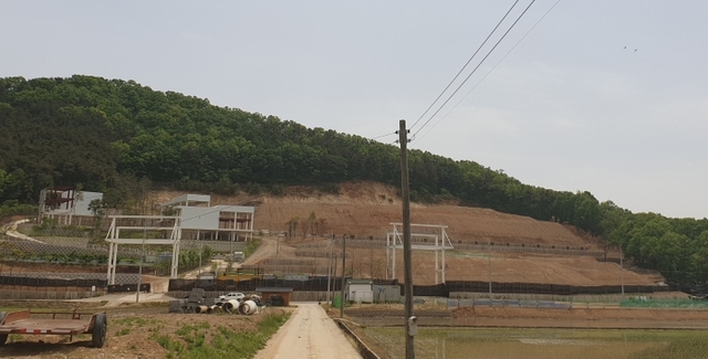 무단형질변경으로 수차례 원상복구 명령을 받은 강화군 용정리 반려동물 테마파크 현장.