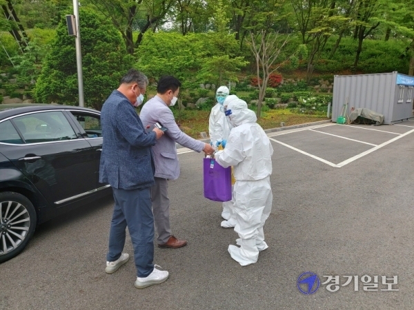 최귀남 파주시 환경수도사업단장 등 간부들이 조리읍 현대자동차 인재개발센터에서 젊은 직원들을 대신해 임시생활시설 운영 현장근무를 하고 있다. 파주=김요섭기자
