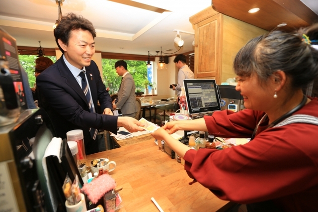 과천시는 지난해 4월 지역화폐 ‘과천토리’ 발행을 시작했다. 김종천 과천시장이 지역 내 소상공인 점포에서 과천토리를 직접 사용하고 있다.