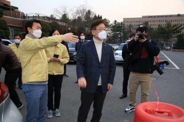 코로나19의 지역확산 우려가 커지던 지난 3월 과천시보건소 앞에 안심카 선별진료소가 설치됐다. 김종천 과천시장이 3월 7일 과천시 안심카 선별진료소를 방문한 이재명 경기도지사에게 선별진료소 운영 계획과 현황에 대해 설명하고 있다.