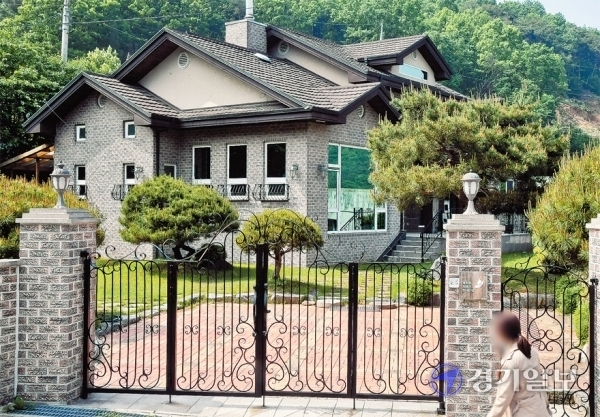 일본군 위안부 피해자 할머니들을 위해 정의기억연대가 지정기부금을 받아 쉼터로 조성한 안성시 금광면 소재 ‘평화와치유가 만나는 집’이 본래 목적에 맞지 않게 펜션 등으로 사용됐다는 의혹이 제기돼 파장이 일고 있다. 17일 오후 ‘평화와 치유가 만나는 집’ 문이 굳게 닫혀 있다. 윤원규기자