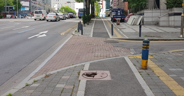 인천 남동구 구월동 가온요양병원 앞의 인조석 맨홀뚜껑에 지름 약 30㎝의 구멍이 뚫려있다. 강우진기자