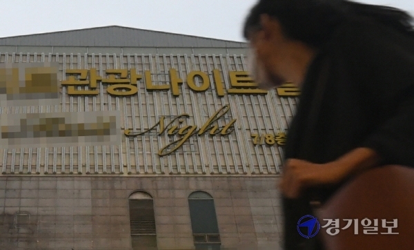 이태원 클럽발 코로나19 확진자가 부천 한 나이트클럽을 다녀간 것으로 확인된 18일 오후 해당 나이트클럽 앞을 시민들이 지나고 있다.조주현기자
