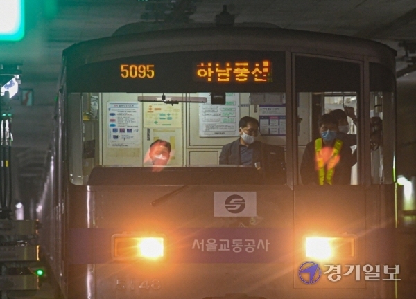 지하철 5호선 하남선 복선전철 1단계 구간의 영업시운전이 시작된 18일 오후 전동차에 탑승한 서울교통공사 관계자들이 서울 상일동역에서 하남풍산역 구간을 운행하며 선로 및 철도시설물 등을 점검하고 있다. 지하철 5호선 하남선 복선전철 사업은 서울 상일역에서 하남 창우동까지 총 연장 7.7㎞, 역사 5개소를 신설하는 사업으로 1단계 구간(미사~풍산)은 이르면 오는 8월 초 개통될 예정이다. 조주현기자