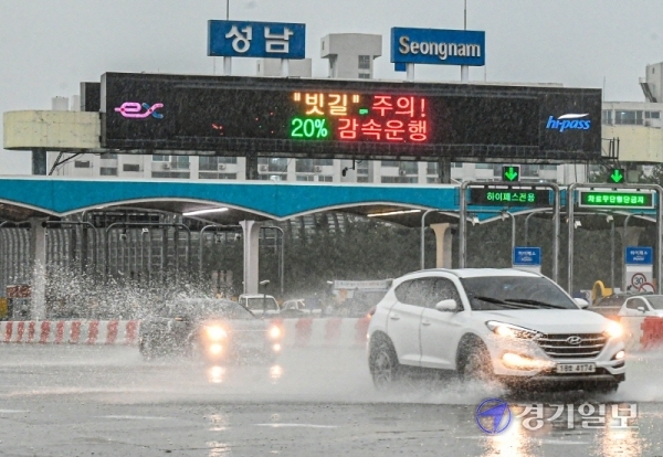 경기도 등 수도권지역에 호우주의보가 내려진 18일 오후 천둥과 돌풍을 동반한 많은 비가 내린 수원시내 한 도로에서 차량들이 물보라를 일으키며 운행하고 있다. 수도권기상청은 이번 비가 19일까지 이어질 것이라고 예보했다.  윤원규 기자