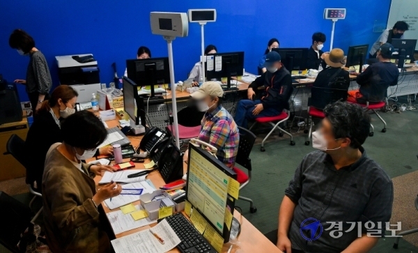 긴급재난지원금 오프라인 신청 접수 첫날인 18일 수원시 인계동행정복지센터에서 시민들이 긴급재난지원금을 신청하고 있다. 이날부터 지역사랑상품권·선불카드 신청을 전국 읍·면·동 주민센터에서 받기 시작하고,  카드사 연계 은행 창구를 통해 신용·체크카드 방문 신청이 가능하다. 윤원규기자