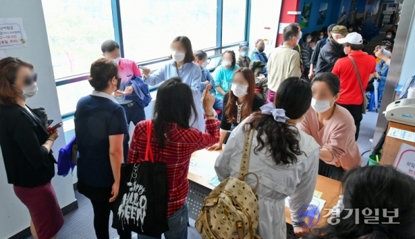 긴급재난지원금 오프라인 신청 접수 첫날인 18일 수원시 인계동행정복지센터에서 시민들이 긴급재난지원금을 신청이 지체되자 항의하고 있다. 이날부터 지역사랑상품권·선불카드 신청을 전국 읍·면·동 주민센터에서 받기 시작하고,  카드사 연계 은행 창구를 통해 신용·체크카드 방문 신청이 가능하다. 윤원규기자