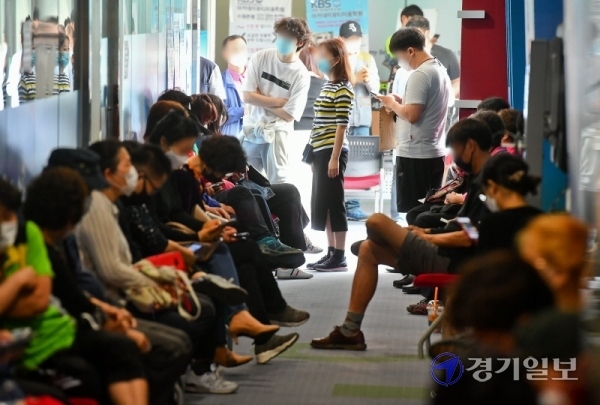 긴급재난지원금 현장 신청 접수 첫날인 18일 오전 수원시 인계동행정복지센터가 긴급재난지원금 신청자들로 북적이고 있다. 이날 경기도내 각 주민센터마다 신청자들이 한꺼번에 몰리면서 일부 시ㆍ군에서 오전 한때 전산 오류로 인한 신청 중단사태가 발생하는 등 혼란이 빚어졌다. 윤원규기자