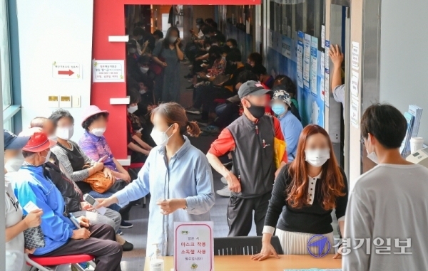 긴급재난지원금 현장 신청 접수 첫날인 18일 오전 수원시 인계동행정복지센터가 긴급재난지원금 신청자들로 북적이고 있다. 이날 경기도내 각 주민센터마다 신청자들이 한꺼번에 몰리면서 일부 시ㆍ군에서 오전 한때 전산 오류로 인한 신청 중단사태가 발생하는 등 혼란이 빚어졌다. 윤원규기자