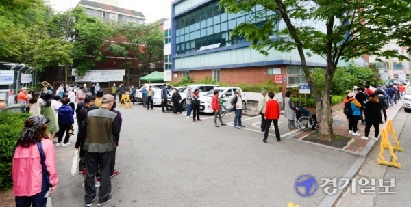 코로나19 관련 긴급재난지원금 오프라인 신청 접수 첫날인 18일 오전 인천시 서구 연희동 주민센터 앞에 길게 늘어선 시민들이 신청 순서를 기다리고 있다. 행정안전부는 이날 오전 9시부터 읍면동 주민센터 등에서 긴급재난지원금 지역사랑상품권과 선불카드 오프라인 신청을 받으며 마스크 5부제와 동일한 요일제로 신청할 수 있다고 밝혔다.  장용준기자