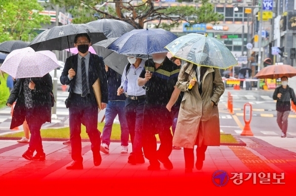 19일 오전 수원시 영통구 수원지방법원에서 열린 이춘재 연쇄살인 8차 사건 재심 첫 공판에 재심 청구인 윤모 씨가 재심 전문인 박준영 변호사 등 관계자들과 출석하고 있다. 검찰과 윤 씨의 변호인 측 모두 이춘재를 증인 신청했으나 재판부의 결정으로 이춘재는 출석하지 않았다. 윤원규기자