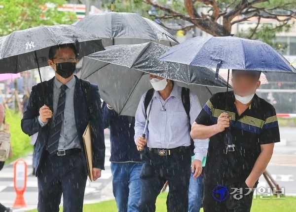 19일 오전 수원시 영통구 수원지방법원에서 열린 이춘재 연쇄살인 8차 사건 재심 첫 공판에 재심 청구인 윤모 씨가 재심 전문인 박준영 변호사 등 관계자들과 출석하고 있다. 검찰과 윤 씨의 변호인 측 모두 이춘재를 증인 신청했으나 재판부의 결정으로 이춘재는 출석하지 않았다. 윤원규기자