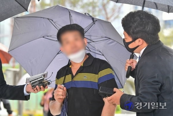 19일 오전 수원시 영통구 수원지방법원에서 열린 이춘재 연쇄살인 8차 사건 재심 첫 공판에 재심 청구인 윤모 씨가 취재진의 질문에 답하고 있다. 검찰과 윤 씨의 변호인 측 모두 이춘재를 증인 신청했으나 재판부의 결정으로 이춘재는 출석하지 않았다. 윤원규기자
