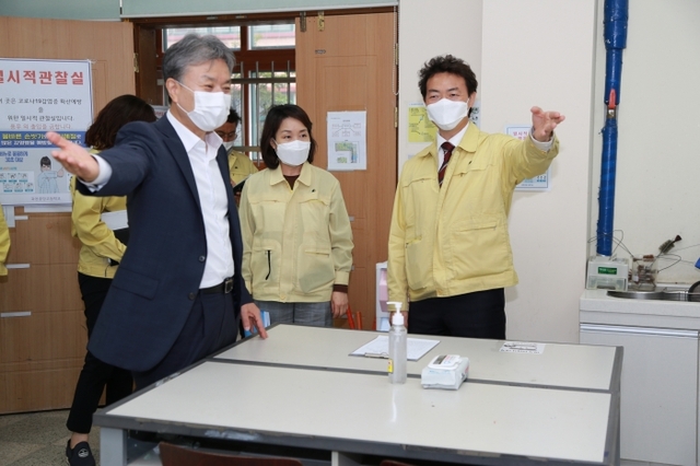 김종천 과천시장은 19일 고등학교의 등교수업 시작을 앞두고 관내 고등학교를 방문해 방역 조치 사항 등을 점검한 가운데, 과천중앙고등학교에서 학교관계자로부터 코로나19 예방조치 사항에 대한 설명을 듣고 있다. 과천시 제공
