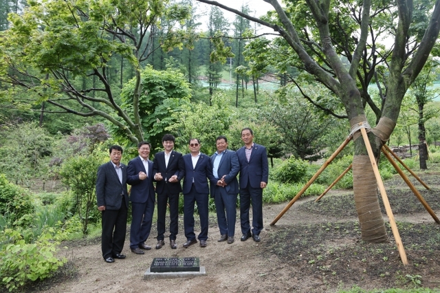 정읍시의회 의장단과 남양주 시의원들이 19일 물맑음수목원에서 남양주시의회 자매의회 정읍시의회가 기증한 단풍나무 앞에서 기념촬영을 하고 있다. 남양주시의회 제공