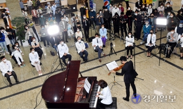 비올리스트 리처드 용재 오닐이 19일 오전 고양시 명지병원 로비에서 ‘코로나19 특별음악회’를 열고 환자와 의료진에게 멋진 연주를 선사하고 있다. 코로나 극복 콘서트를 위해 5월 초 입국해 2주간의 자가격리를 마친 용재 오닐은 이날 음악회를 마친 후 의료진과 함께 ‘덕분에 챌린지’에 동참했다. 전형민기자