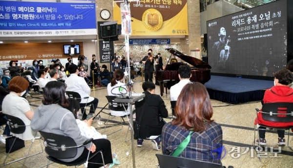 비올리스트 리처드 용재 오닐이 19일 오전 고양시 명지병원 로비에서 ‘코로나19 특별음악회’를 열고 환자와 의료진에게 멋진 연주를 선사하고 있다. 코로나 극복 콘서트를 위해 5월 초 입국해 2주간의 자가격리를 마친 용재 오닐은 이날 음악회를 마친 후 의료진과 함께 ‘덕분에 챌린지’에 동참했다. 전형민기자