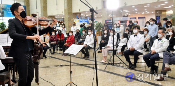 비올리스트 리처드 용재 오닐이 19일 오전 고양시 명지병원 로비에서 ‘코로나19 특별음악회’를 열고 환자와 의료진에게 멋진 연주를 선사하고 있다. 코로나 극복 콘서트를 위해 5월 초 입국해 2주간의 자가격리를 마친 용재 오닐은 이날 음악회를 마친 후 의료진과 함께 ‘덕분에 챌린지’에 동참했다. 전형민기자